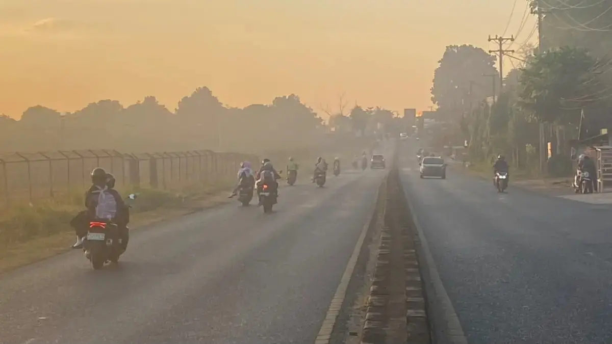 Kabut asap menyelimuti Jalan Ahmad Yani kawasan Landasan Ulin hingga Liang Anggang, Banjarbaru, Selasa (21/7) pagi. (Foto: FADLAN ZAKIRI/RADAR BANJARMASIN)