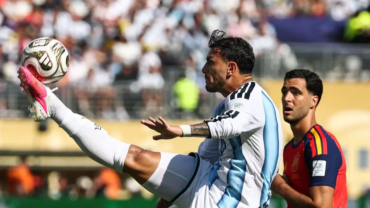 Leandro Paredes saat melawan Spanyol.