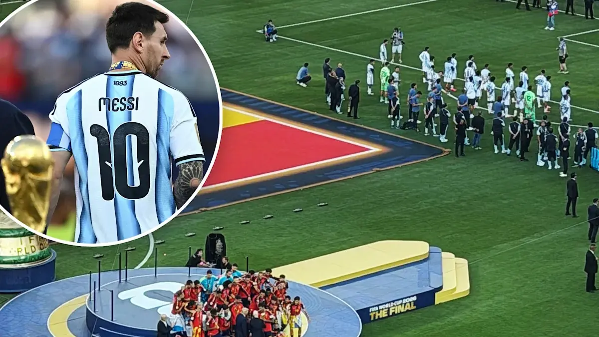 Messi dk membelakangi perayaan kemenangan Spanyol.