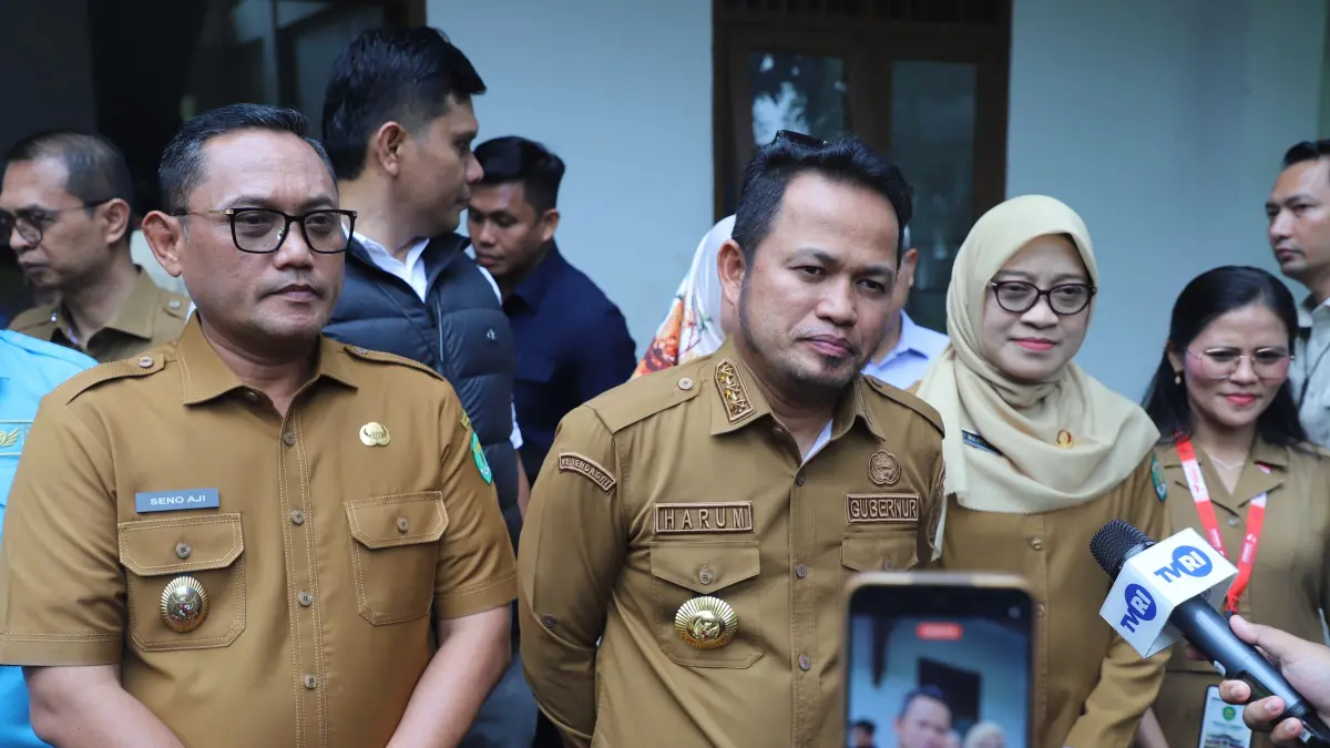Rudy dan Seno saat meninjau SMA 10.