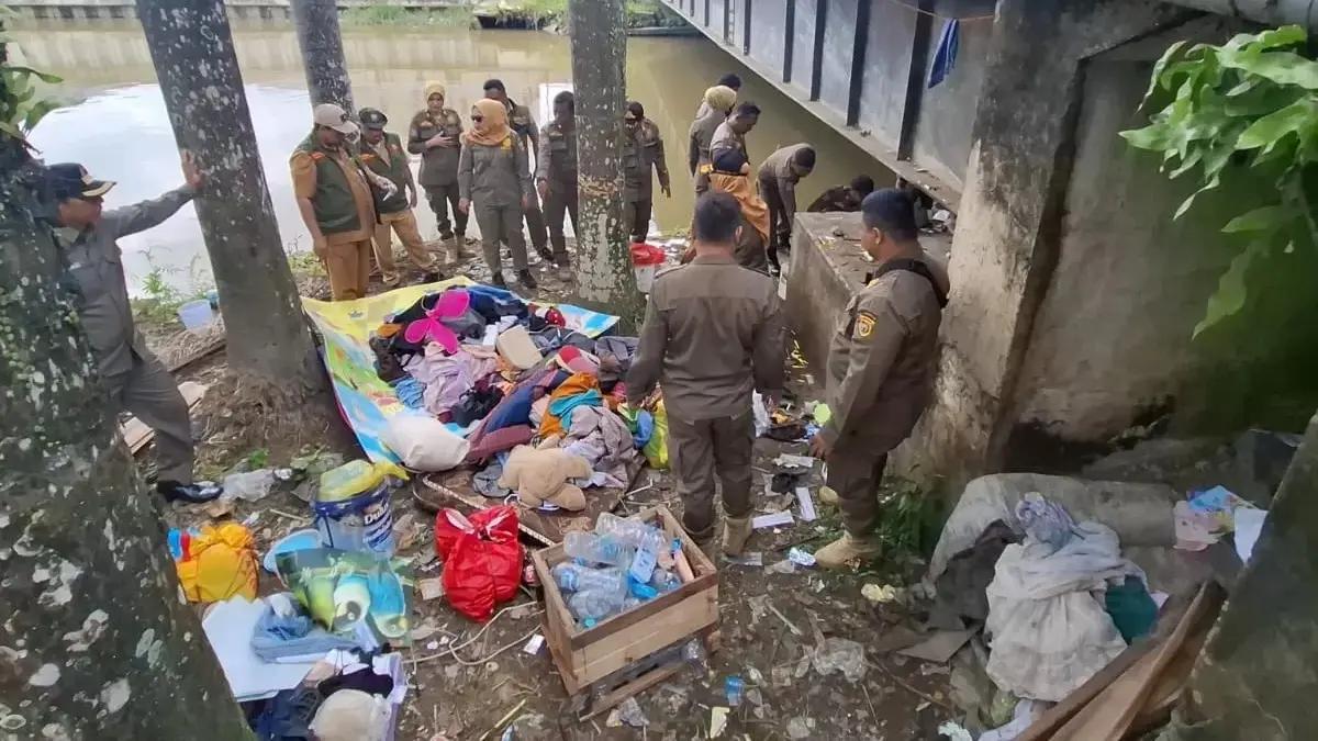 Satpol PP Samarinda saat membongkar hunian di bawah kolong jembatan di Jalan Jenderal S Parman. (rin)