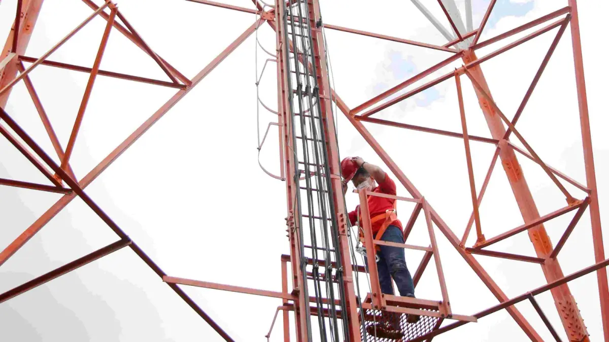 Kombinasi pita frekuensi rendah (low-band) 700 MHz dan pita frekuensi menengah (mid-band) 2,6 GHz akan memperkuat keseimbangan antara jangkauan dan kapasitas jaringan sehingga manfaatnya dapat dirasakan lebih luas oleh pelanggan, baik individu, rumah tangga, pelaku usaha, maupun sektor industri.