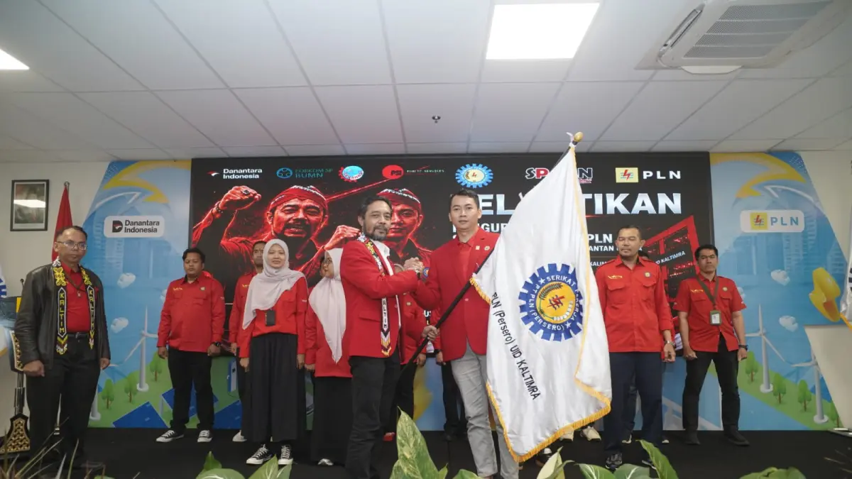 Anggriawan Reza menerima bendera Serikat Pekerja PT PLN (Persero) usai pelantikan kepengurusan baru DPD SP PLN Unit Induk Distribusi (UID) Kalimantan Timur dan Kalimantan Utara.