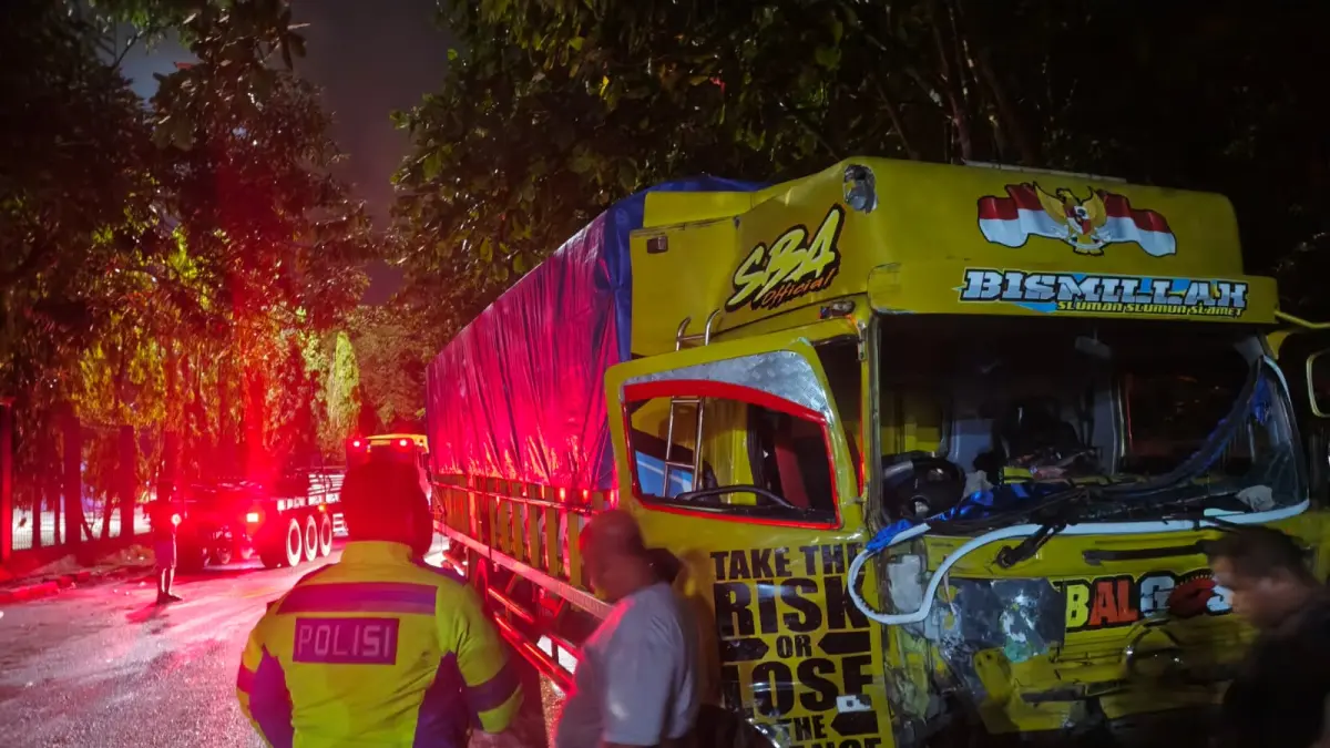 Kecelakaan beruntun melibatkan sejumlah kendaraan terjadi di Jalan Yos Sudarso, tepatnya di dekat pintu masuk Pelabuhan Semayang, Balikpapan Kota, Rabu (22/7/2026) sekitar pukul 23.00 Wita.