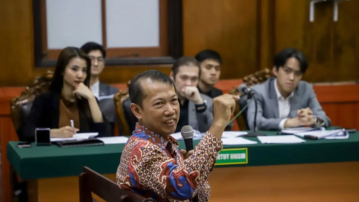 

LANJUTAN: Sidang lanjutan gugatan PT Java Fortis terhadap Nany Widjaja di PN Surabaya, Jatim, menyajikan fakta baru. Saksi menyebut, pembebasan lahan di Jombang tak melibatkan perantara. JAWA POS