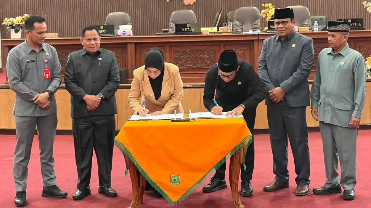 PERTANGGUNGJAWABAN: Bupati Berau, Sri Juniarsih Mas, bersama Ketua DPRD Berau, Dedy Okto Nooryanto, menandatangani persetujuan Raperda Pertanggungjawaban APBD 2025, Senin, 20 Juli 2026. KPG