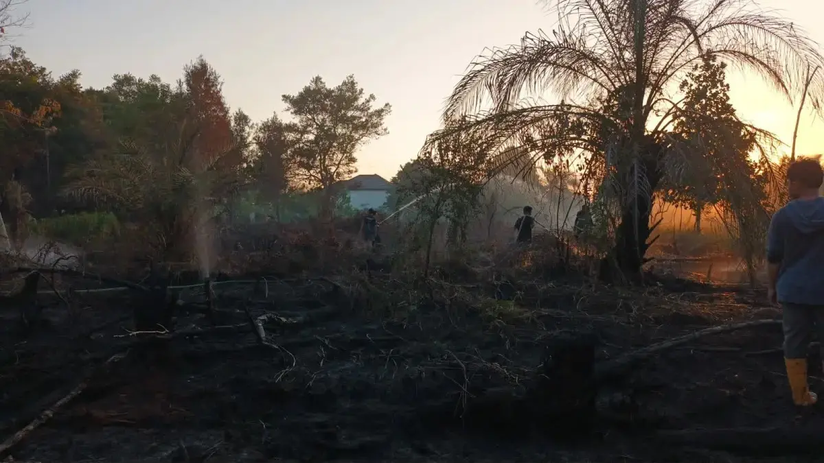 Salah satu kawasan lahan yang terbakar di sekitar Kota Palangka Raya saat dilakukan pendinginan oleh tim gabungan, baru-baru tadi. (istimewa/BPBD Palangka Raya)
