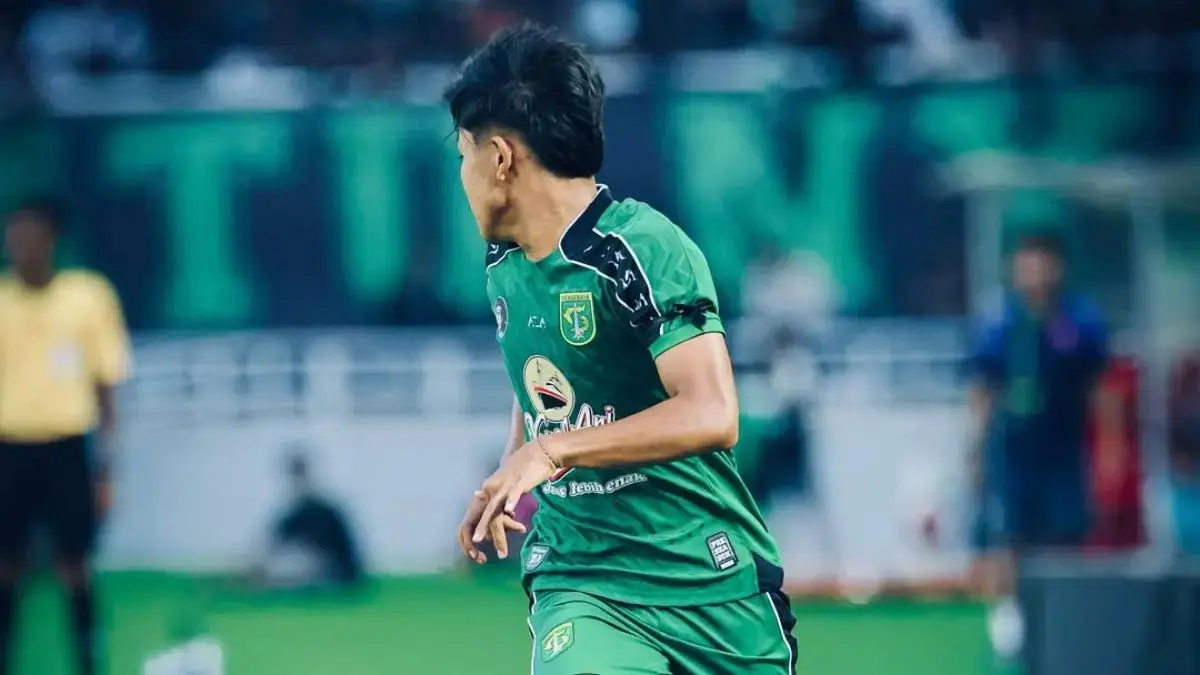 Dava Yunna Adi Putra jalani debut bersama tim senior Persebaya Surabaya pada laga 99th Anniversary Game melawan PSIS Semarang di Stadion Gelora Bung Tomo. (Instagram @davaaaayunna_)