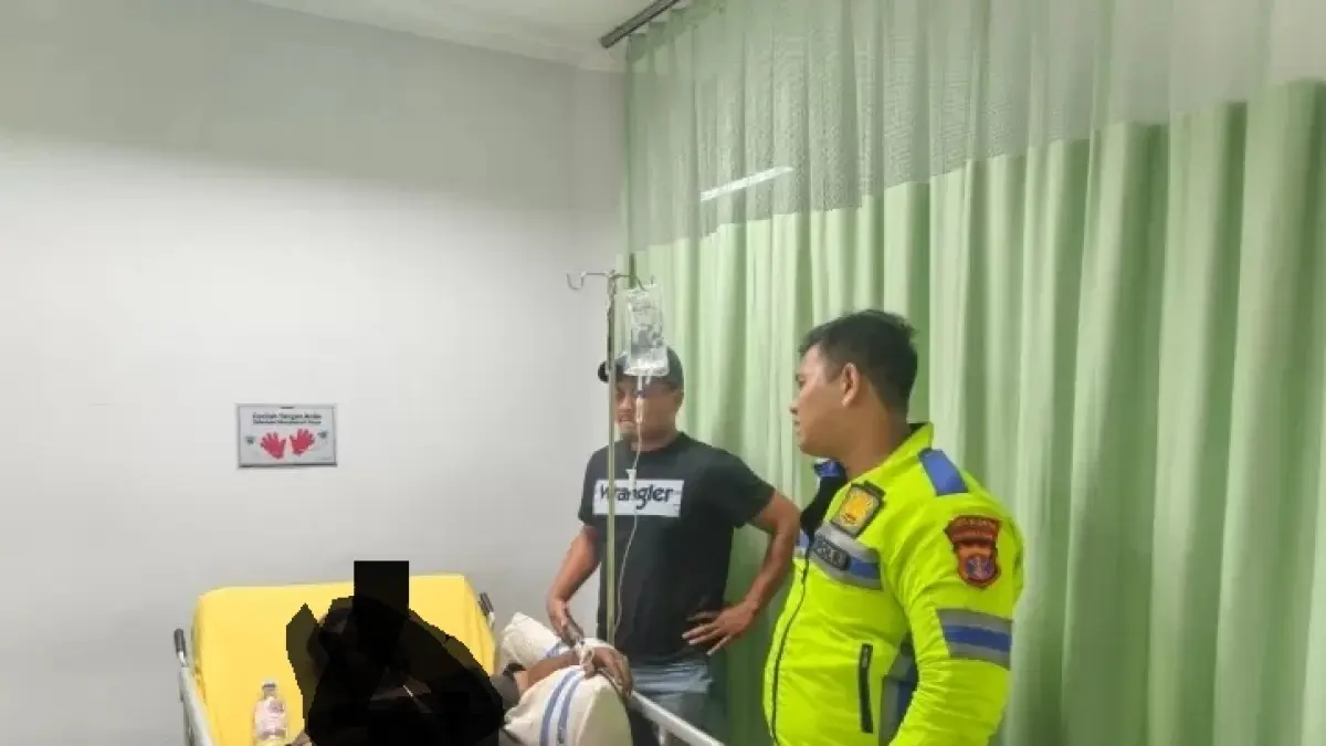 Korban selamat menjalani perawatan di rumah sakit setelah kecelakaan beruntun yang melibatkan tujuh kendaraan di depan Pelabuhan Semayang, Balikpapan.