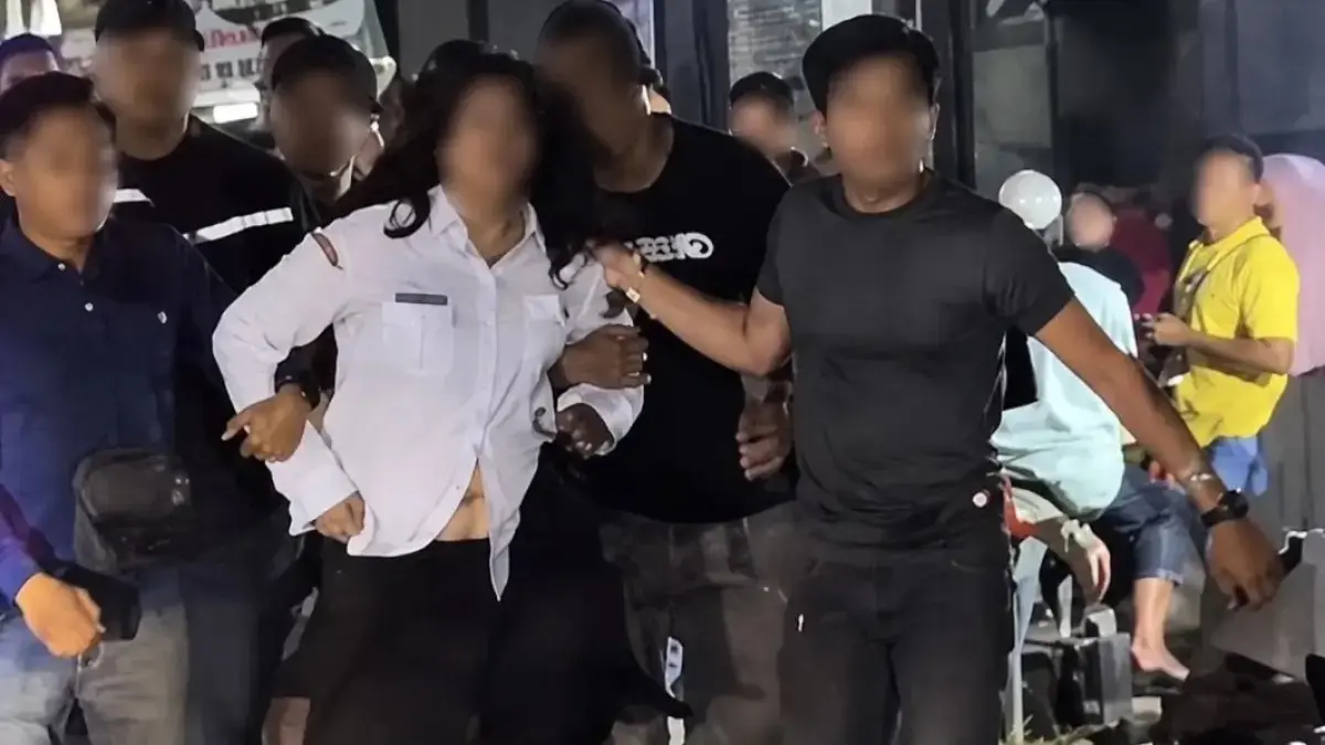 Oknum guru perempuan diseret warga.