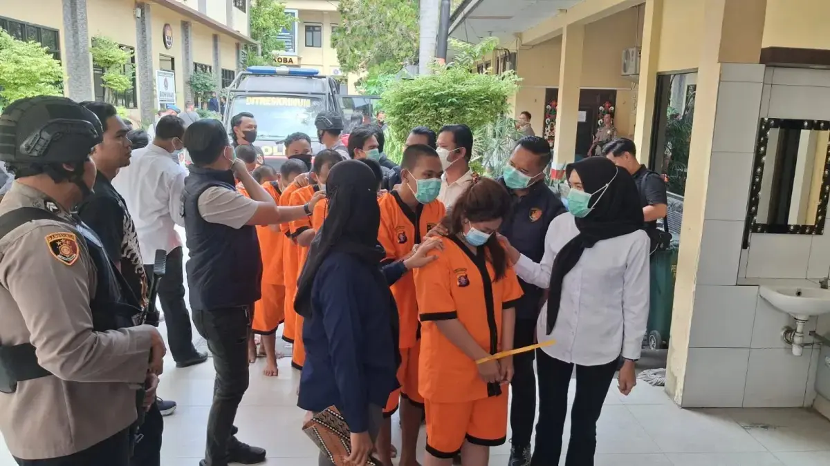 Para Tersangka dalam kasus di Desa Tumbang Kalemei.(Agus Pramono/Kaltengpos.jawapos.com)