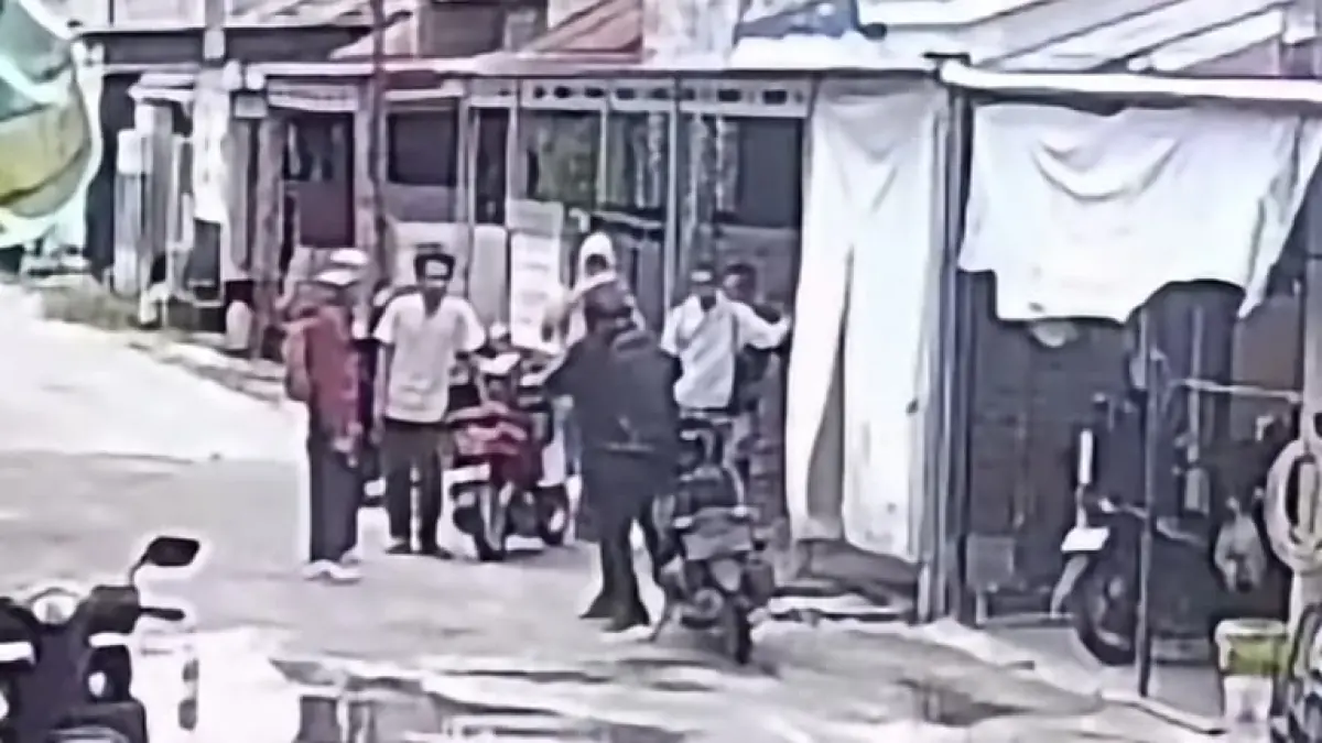 Rekaman CCTV memperlihatkan korban (jaket hitam) sudah ditunggu oleh terduga pelaku di depan rumah korban.