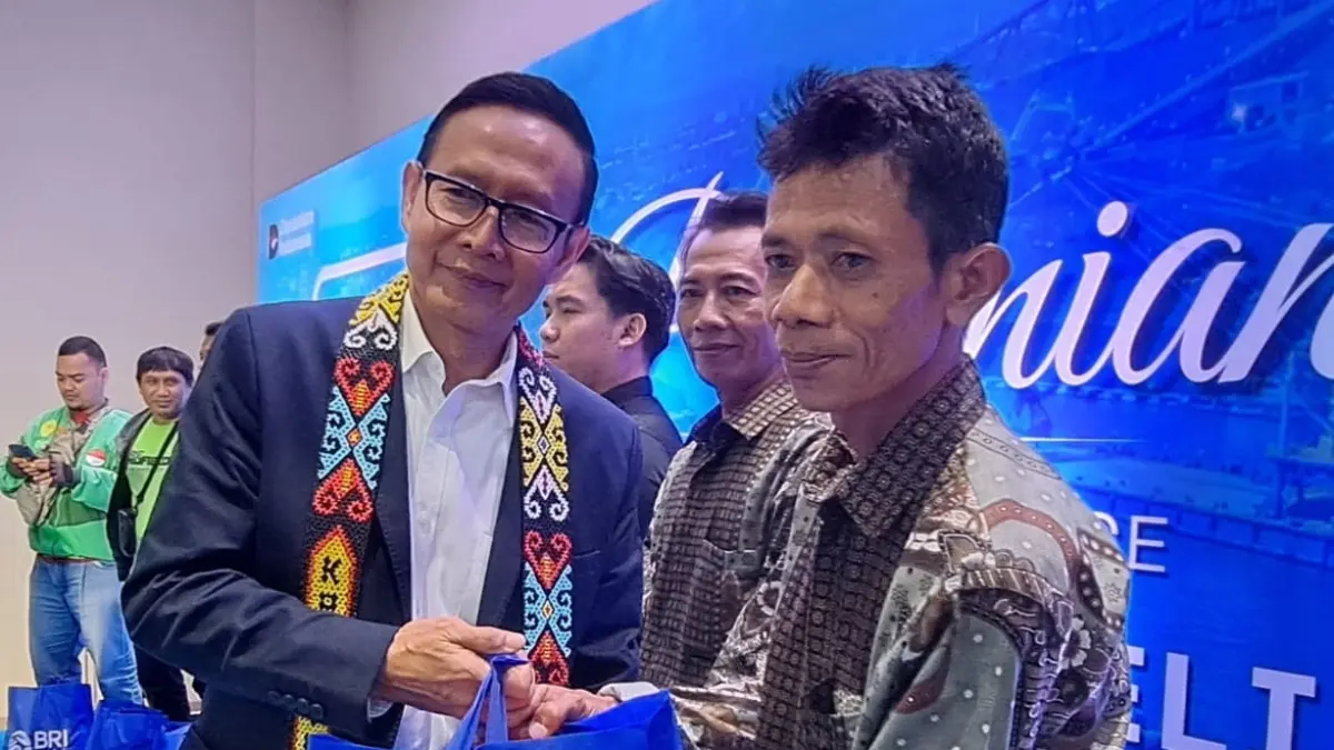 Aquarius Rudiantoro, Direktur Network & Funding Retail BRI memberikan bantuan sembako kepada masyarakat sekitar kantor serta para pengemudi ojek online.