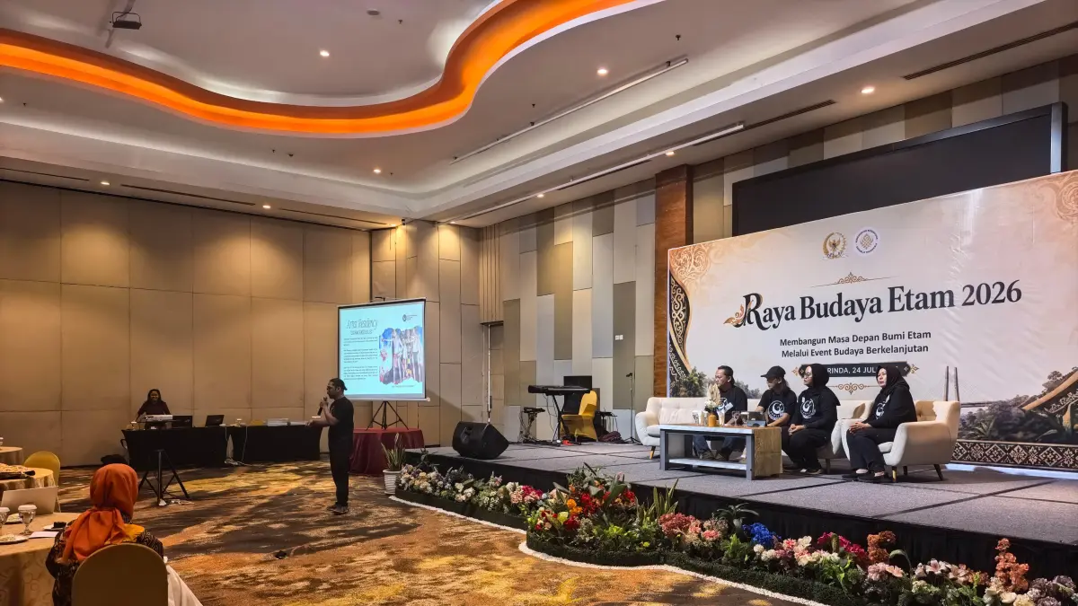 Artist Residency “Dayak Eksodus: Jejak Tanah, Identitas, dan Perubahan” pada ajang Raya Budaya Etam 2026 yang berlangsung di Hotel Harris Samarinda.