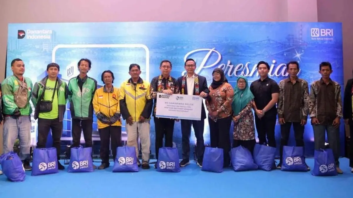 Foto bersama jajaran manajemen dan masyarakat penerima bantuan.
