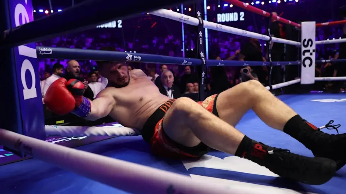  Kristian Prenga terkapar setelah dihajar Anthony Joshua.