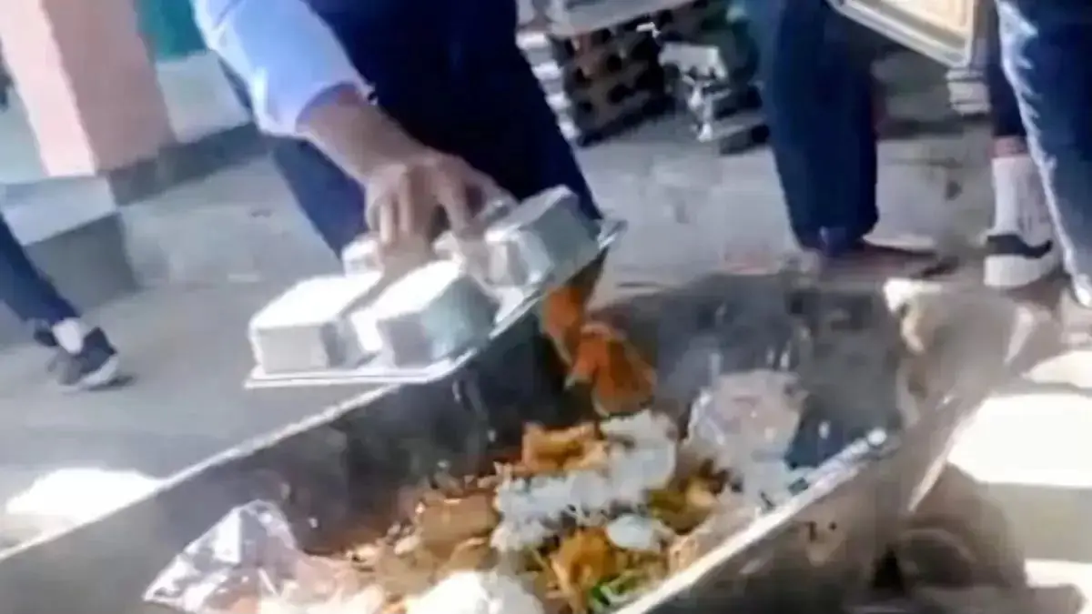 VIRAL. Tangkapan layar sejumlah pelajar di Mts Negeri 4 Bondowoso membuang MBG. (jpnn)