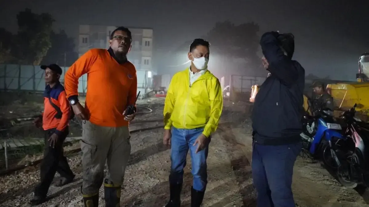 Wali Kota Pontianak Edi Rusdi Kamtono turun memantau langsung pemadaman api di lahan yang berlokasi di Jalan Parit Demang Kelurahan Parit Tokaya Kecamatan Pontianak Selatan pada Sabtu (25/7) malam.