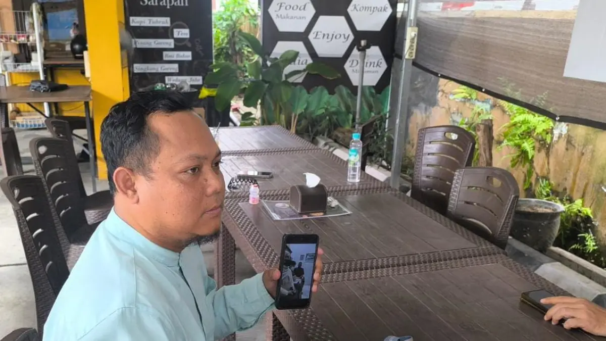 Sulung Nugroho ketika menunjukkan bukti rekaman video di Puskesmas Lempake.