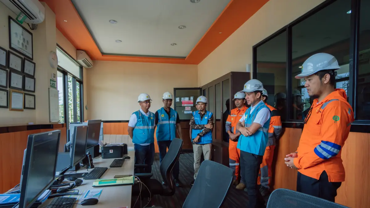 General Manager PLN UIP3B Kalimantan dan Manajemen PLN UPT Pontianak, memimpin inspeksi operasional di Control Room GITET 275 kV Bengkayang sebagai bagian dari kegiatan Care For Asset.
