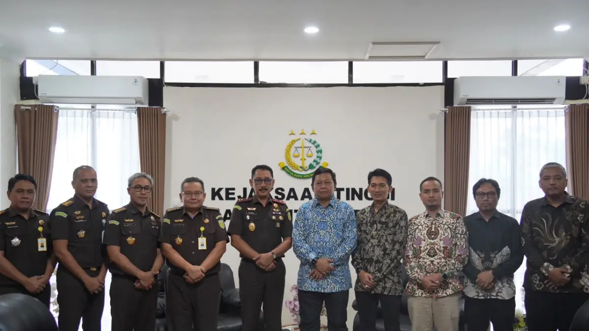 Jajaran PLN UIP KLT bersama Kejaksaan Tinggi Kalimantan Utara berfoto bersama usai audiensi penguatan sinergi hukum pembangunan infrastruktur ketenagalistrikan.