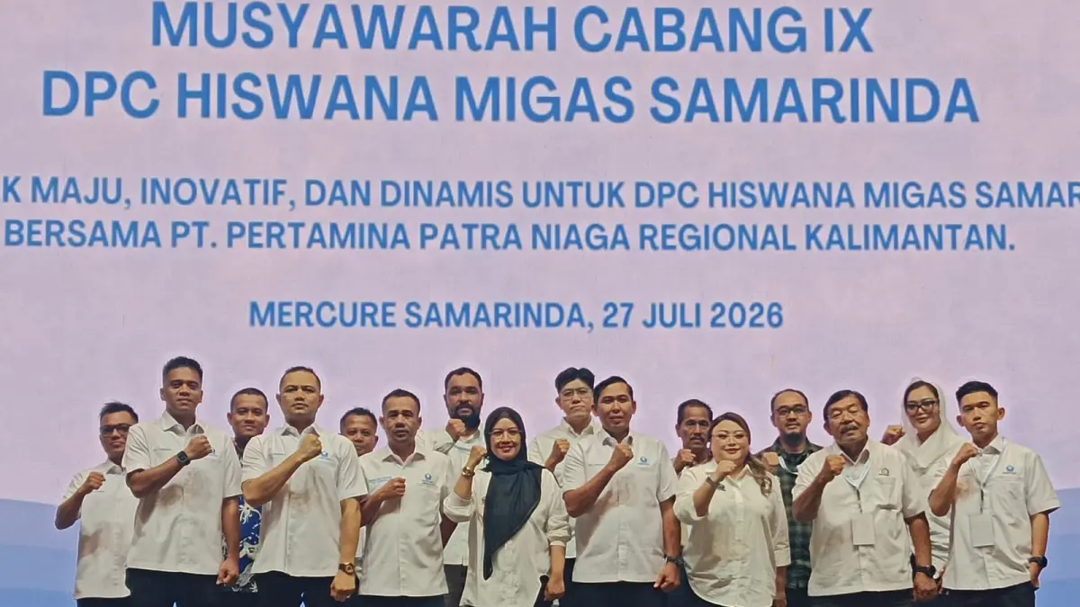 Kartika Rachmawati (depan, pakai jilbap) bersama jajaran formatur terbaru DPC Hiswana Migas Kota Samarinda.
