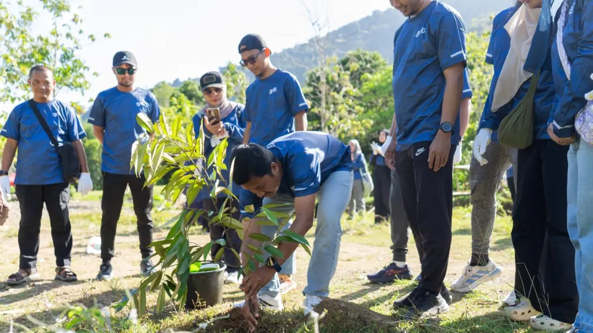 Manager PLN UPT Banjarbaru, Bayu Putra Andrianto saat menanam bibit pohon di kawasan wisata Air Terjun Bajuin melalui Employee Volunteer Program.
