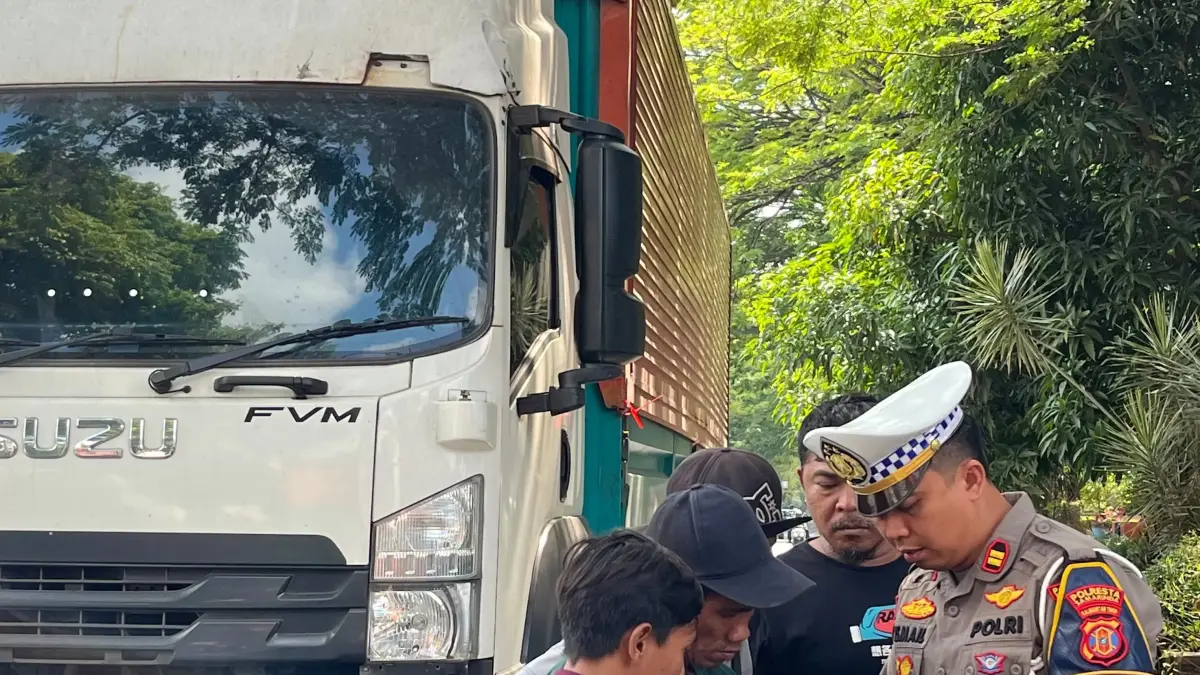 Satlantas Polresta Samarinda lakukan penindakan sopir truk yang melintas di Satlantas Polresta Samarinda. (kis)