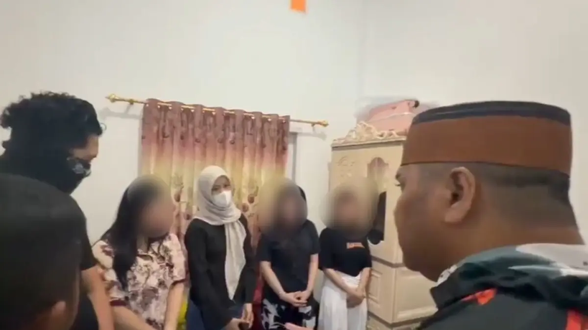 Tiga LC jadi tersangka D, R dan T didampingi Polwan setelah berhasil diringkus Tim Sus Operasi Antik 2026 Polda Kaltim, Minggu (26/7/2026). (Foto Ist )