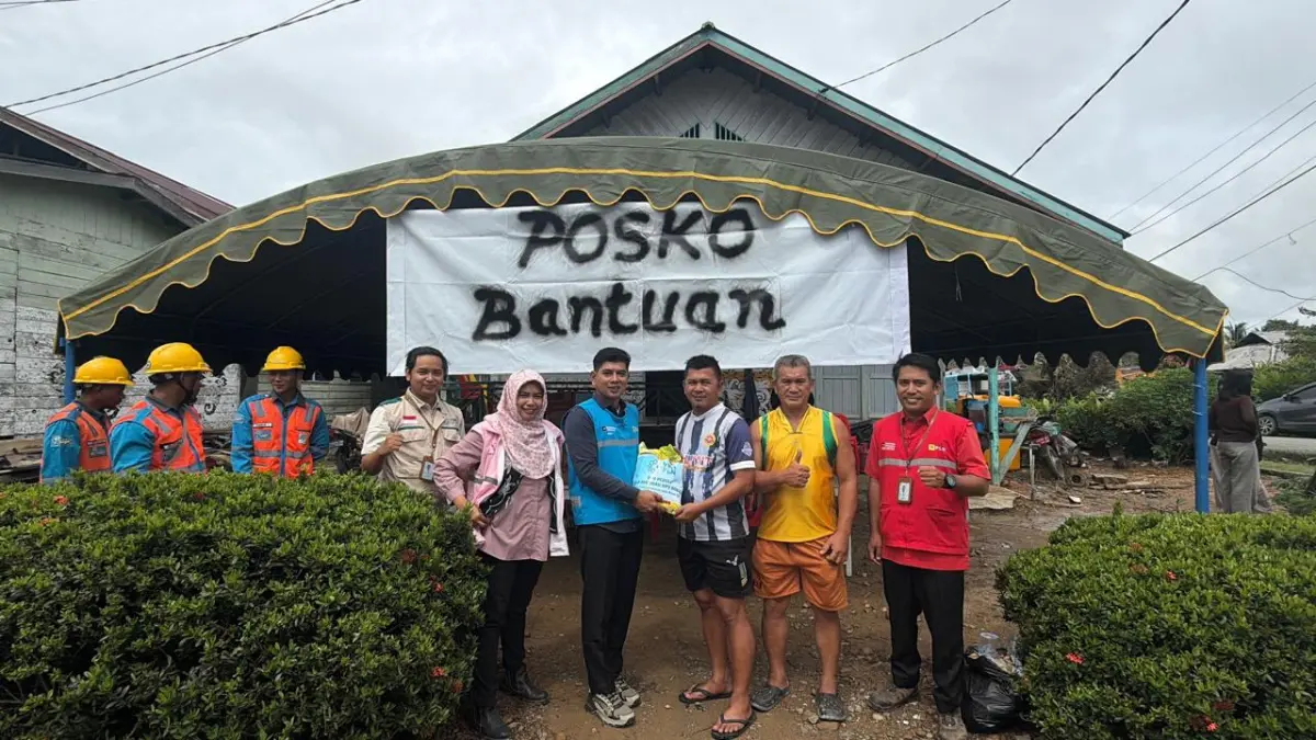 PT PLN (Persero) Unit Induk Distribusi Kalimantan Timur dan Kalimantan Utara (UID Kaltimra) melalui Yayasan Baitul Maal (YBM) PLN dan Unit Layanan Pelanggan (ULP) Malinau menyalurkan bantuan paket sembako kepada warga terdampak kebakaran di Desa Pulau Sapi, Kabupaten Malinau.