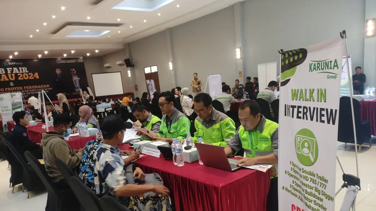 DIPADATI PELAMAR: Pelaksanaan job fair tahun lalu yang digelar Disnakertrans Berau dipenuhi pelamar kerja. IZZA/BERAU POST
