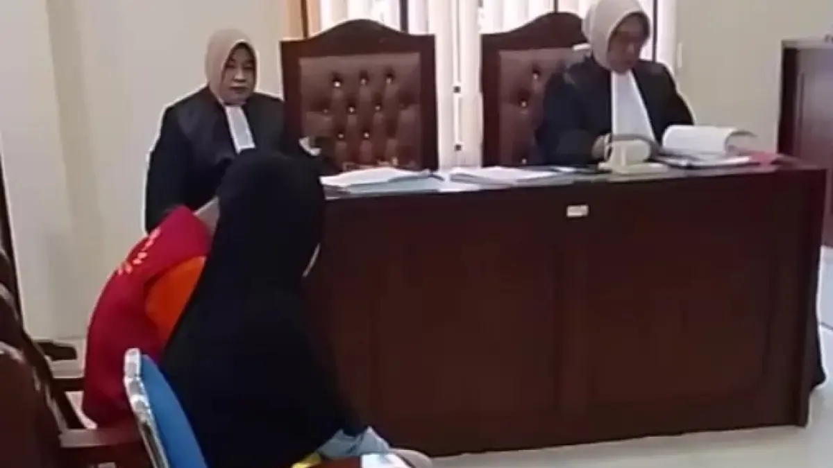Kedua terdakwa AS dan ML saat menjalani persidangan pembacaan putusan kasus kekerasan terhadap anak angkat di Pengadilan Negeri Balikpapan, Senin (27/7/2026). 