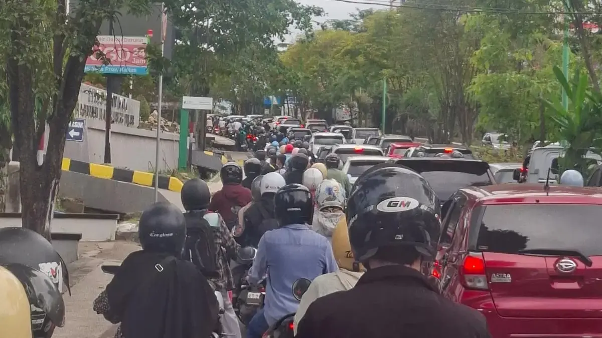 Macet di Jalan M Yamin Samarinda akiba perbaikan pipa PDAM bocor.