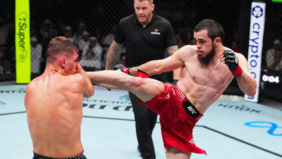 Magomed Chanko Zaynukov (kanan) melontarkan tendangan ke arah Damian Rzepecki.