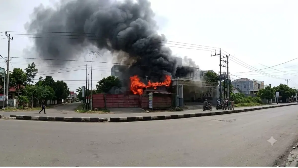 Salah satu kebakaran permukiman terjadi di Jalan Cipto Mangunkusumo, RT 04, Kelurahan Gunung Panjang, Kecamatan Samarinda Seberang, pada Kamis (23/7/2026). (kis)