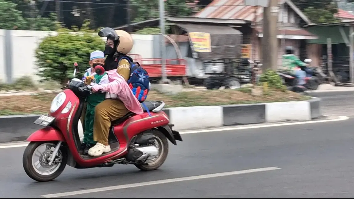 Kabut asap di Palangka Raya memaksa pengguna jalan mengenakan masker.(Agus Pramono/Kaltengpos.jawapos.com)