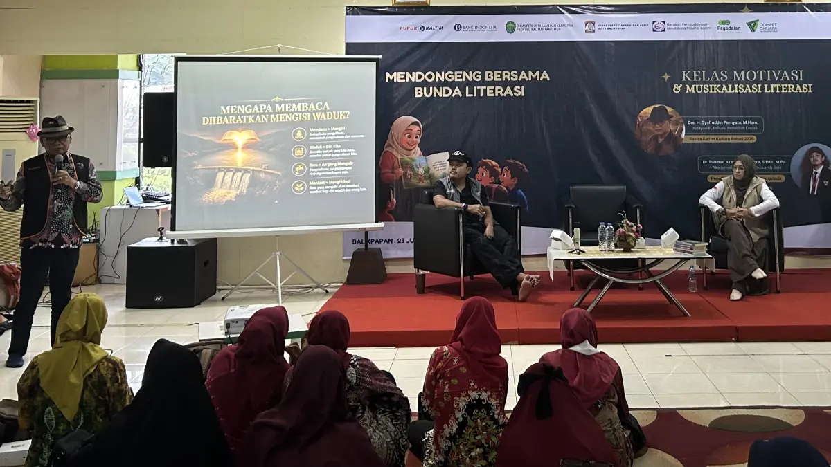 MEMBACA BIKIN CERDAS: Syafruddin Pernyata (kiri) saat Workshop Kelas Motivasi dan Musikalisasi Literasi di Gedung Dispusip Kota Balikpapan, Rabu (29/7/2026). FAROQ ZAMZAMI/PROKAL.CO