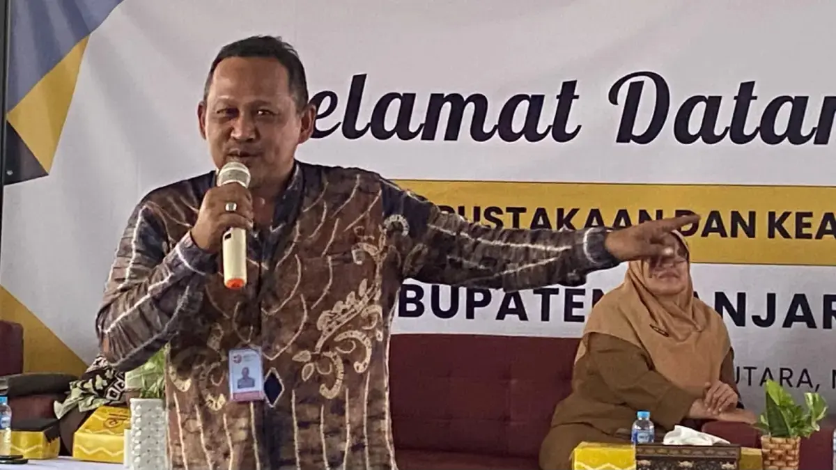 Peneliti BRIN Dede Hidayatullah menjelaskan tantangan penelusuran manuskrip kuno di Kabupaten Banjar yang masih banyak tersimpan di rumah warga. (FADLAN ZAKIRI/RADAR BANJARMASIN)