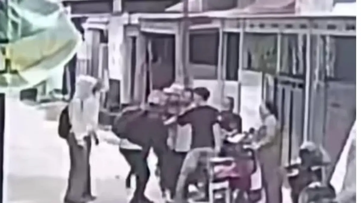 Rekaman CCTV memperlihatkan aksi pengeroyokan terhadap seorang guru SD di Balikpapan Timur. Praktisi hukum meminta dua pelajar berstatus ABH diproses melalui mekanisme diversi sesuai UU SPPA. (ist)