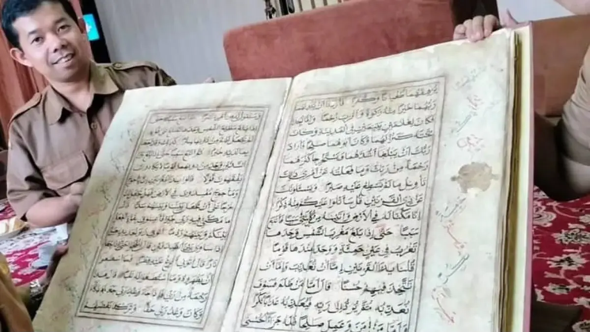 Tim Dokumenter Penelusuran Naskah Kuno Dispersip Kabupaten Banjar memperlihatkan salah satu kitab tulisan tangan Syaikh Muhammad Arsyad Al-Banjari saat penelusuran di Desa Dalam Pagar Ulu, Kecamatan Martapura Timur. (FADLAN ZAKIRI/RADAR BANJARMASIN)