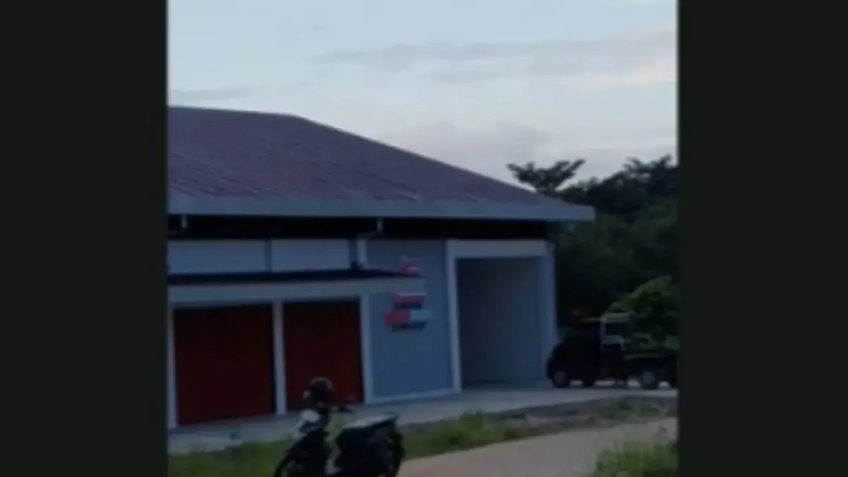 Gerai Koperasi Merah Putih di Sempaja persis dibangun bersebelahan dengan kuburan. Hal inipun menjadi tanda tanya besar warga terkait siapa sasaran pembeli dari program ini.