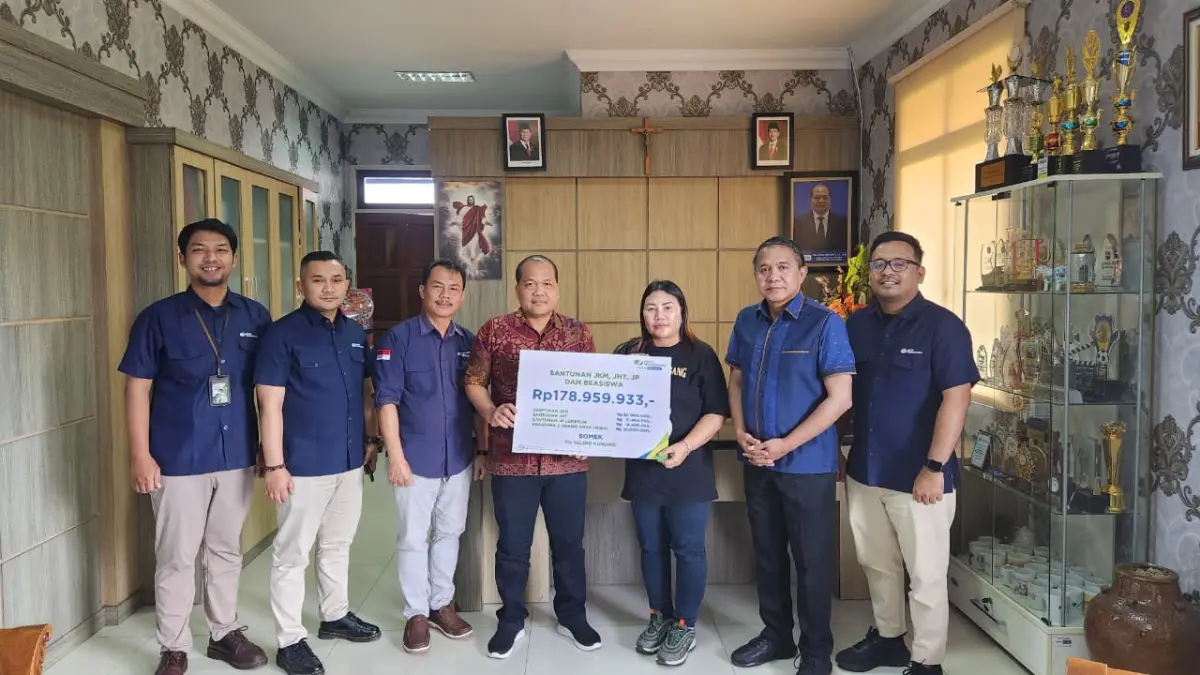 Kepala Kantor Cabang BPJS Ketenagakerjaan Pontianak menyerahkan secara simbolis manfaat jaminan sosial ketenagakerjaan kepada ahli waris almarhum Bapak Somek, salah satu pegawai CU Keling Kumang.