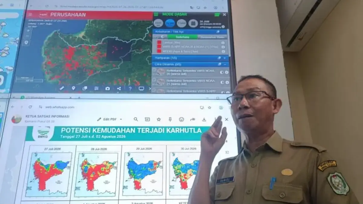 Ketua Satgas Informasi BPBD Kalbar Daniel memberikan keterangan kepad pers terkait status Karhutla di Pontianak, Rabu (29/7/2026). (ANTARA /Jessica Helena Wuysang)