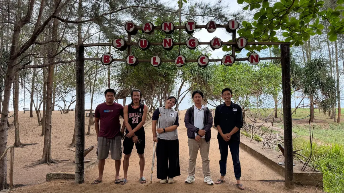 PLN UP2B Kalbar berkolaborasi dengan Kelompok Masyarakat Wahana Bahari Paloh untuk penanaman cemara laut dan penguatan kawasan pesisir di Pantai Sungai Belacan.