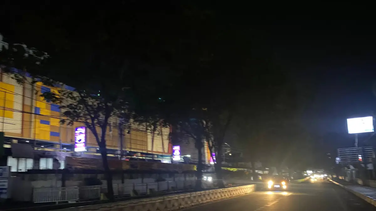 Sejumlah lampu penerangan jalan umum (LPJU) di Jalan Pahlawan, Samarinda, masih padam. Dishub Samarinda memetakan kebutuhan anggaran sekitar Rp 10 miliar untuk peremajaan LPJU.