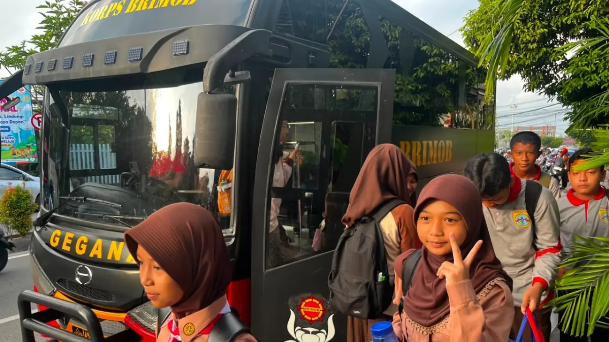 BUS GRATIS: Armada bus milik Brimob Polda Kaltim dimanfaatkan untuk pelayanan pengantaran sekolah secara gratis. ISTIMEWA