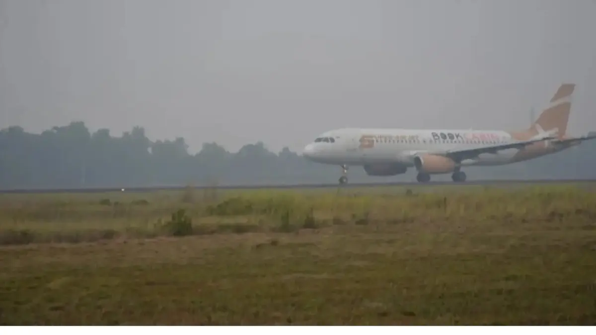 Kabut asap semakin pekat. Aktivitas penerbangan di Bandara Tjilik Riwut masih aman.(Rifqi/Kalteng Pos)