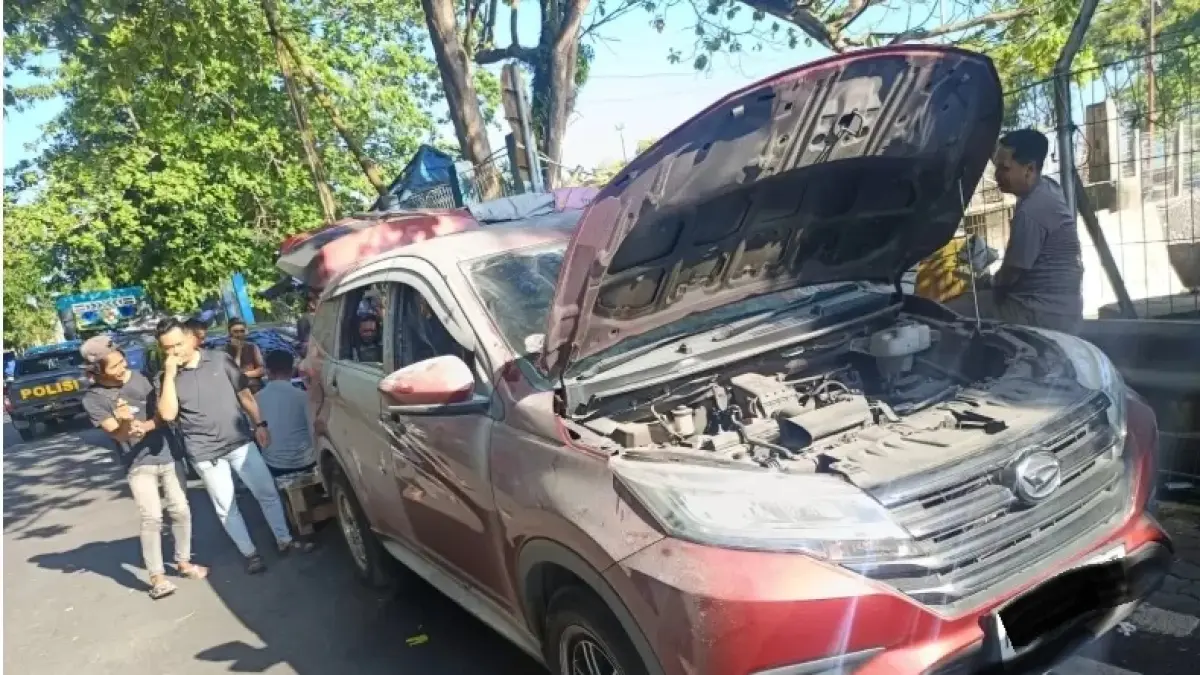 Sejumlah pengendara membantu memadamkan api yang membakar mobil Daihatsu Sigra di depan Jetty Chevron, Pelabuhan Semayang, Kamis (30/7/2026). (Foto: istimewa)