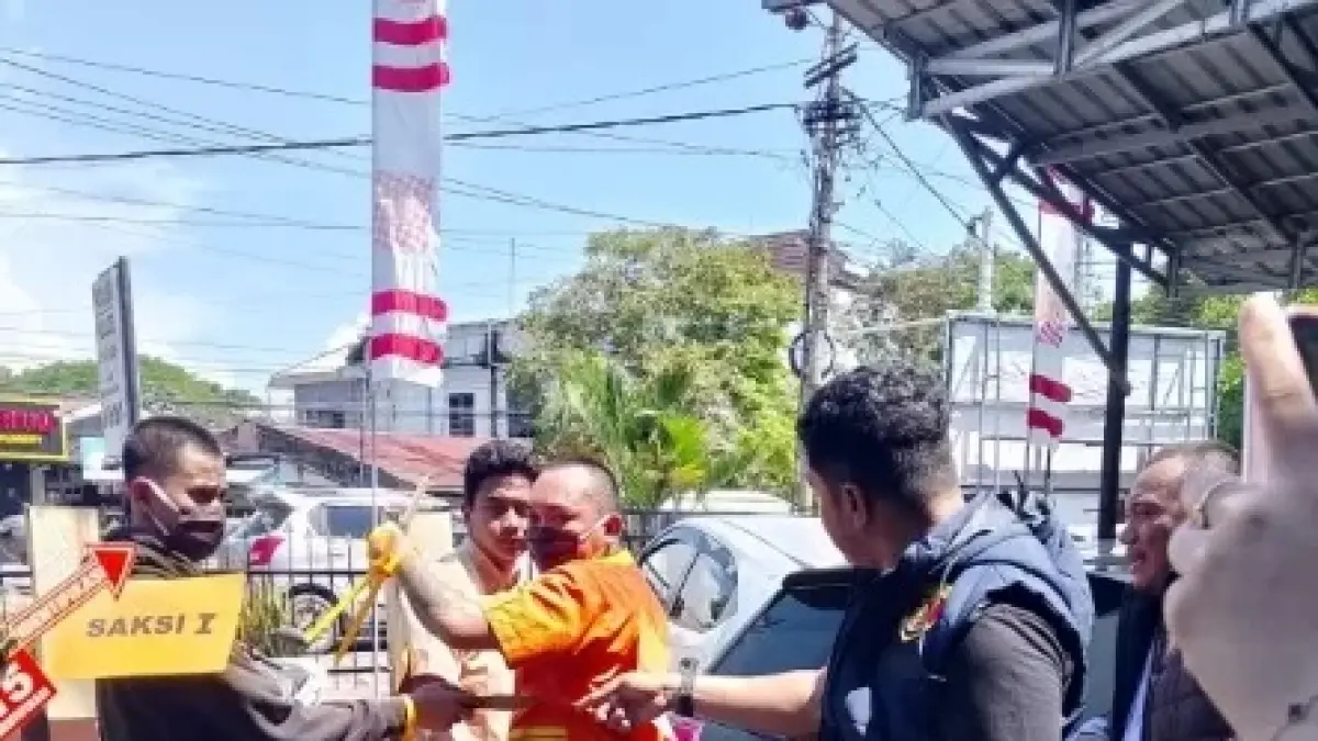 Tersangka FR memperagakan adegan saat melakukan penusukan terhadap korban dalam rekonstruksi kasus pembunuhan Ketua Keamanan Pasar Sepinggan yang digelar Polsek Balikpapan Selatan, Kamis (30/7/2026).