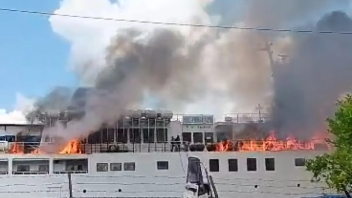 Kapal penumpang Prince Soya terbakar.